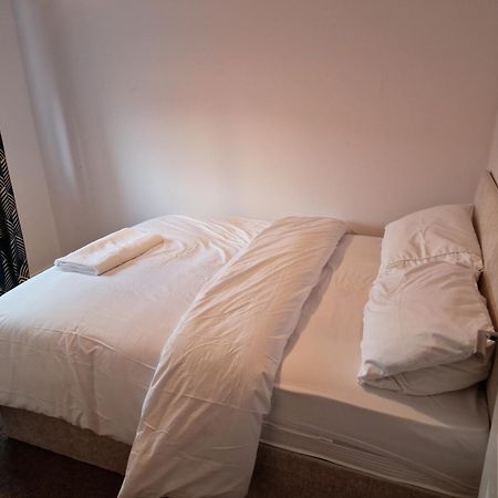 Well Furnished 3 Bedroom House In A Cosy Estate In Bolton Phòng bức ảnh