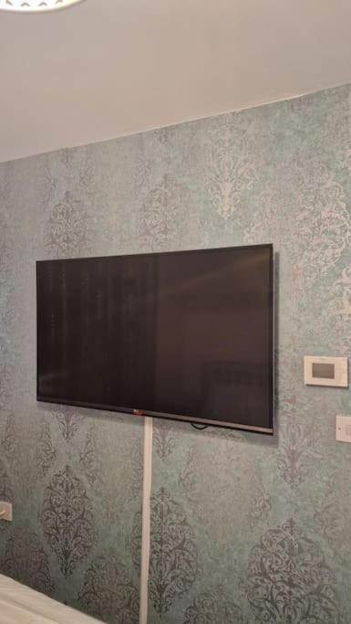 Well Furnished 3 Bedroom House In A Cosy Estate In Bolton Ngoại thất bức ảnh
