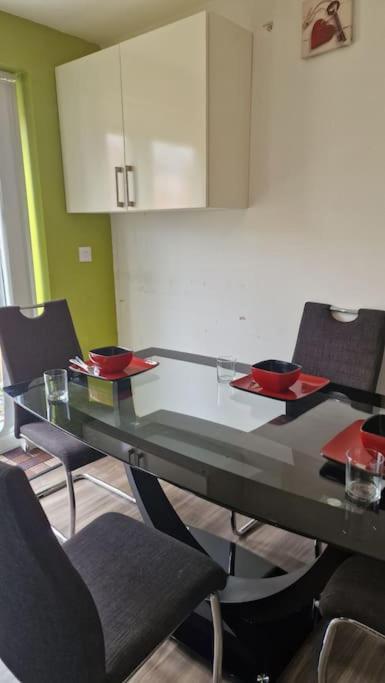 Well Furnished 3 Bedroom House In A Cosy Estate In Bolton Ngoại thất bức ảnh