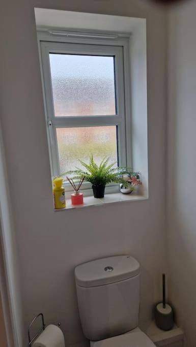 Well Furnished 3 Bedroom House In A Cosy Estate In Bolton Ngoại thất bức ảnh