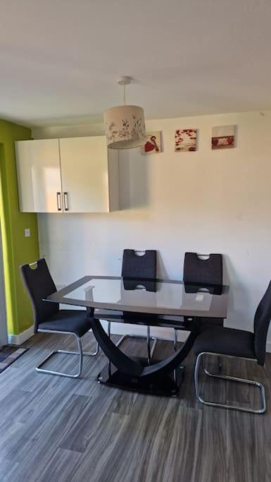Well Furnished 3 Bedroom House In A Cosy Estate In Bolton Ngoại thất bức ảnh